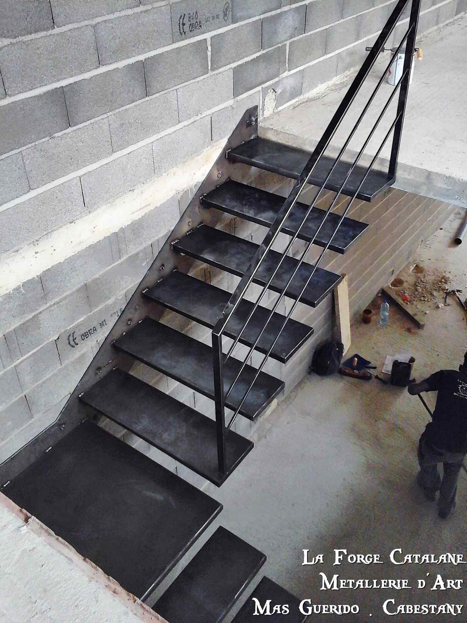 Escalier marches suspendues caissonnees remplissage laine de roche forge catalane 2.jpg